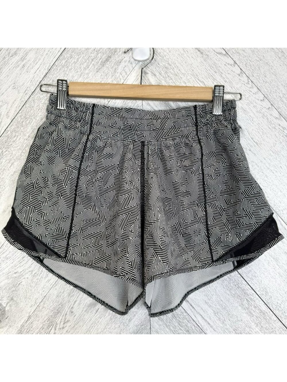 Lululemon Run Hotty Hot Shorts Size 6 Illusionary White Black Seawheeze 4"